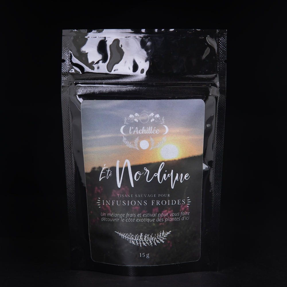 15g black bag of l'Achillée's "Été nordique" tea on a black background